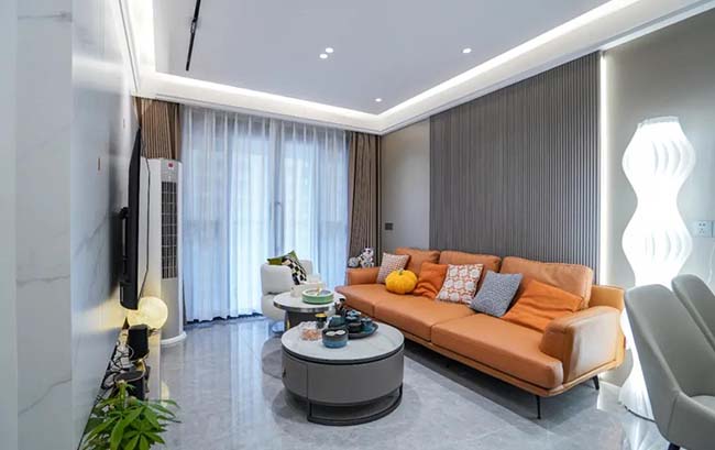 90㎡現(xiàn)代三居，舍主燈換燈帶，巧妙的色彩混搭，打造年輕有趣的生活